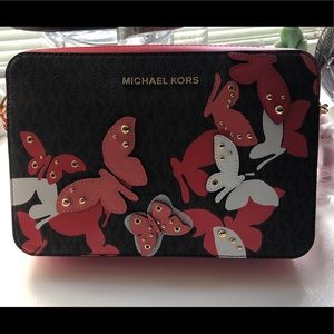 Michael Kors jet set Lg butterflies crossb…